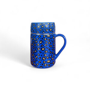 Der-kleine-MUC_Muci-MUC_Leo-Crush_Leo-koeniglich-royalblau-24-Karat-Goldrand_Champagner-Kruegerl-made-in-Bayern_01