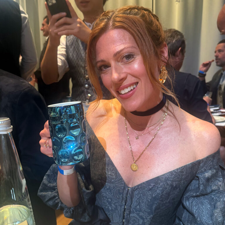 Moderatorin Karen Webb mit dem kleinen MUC