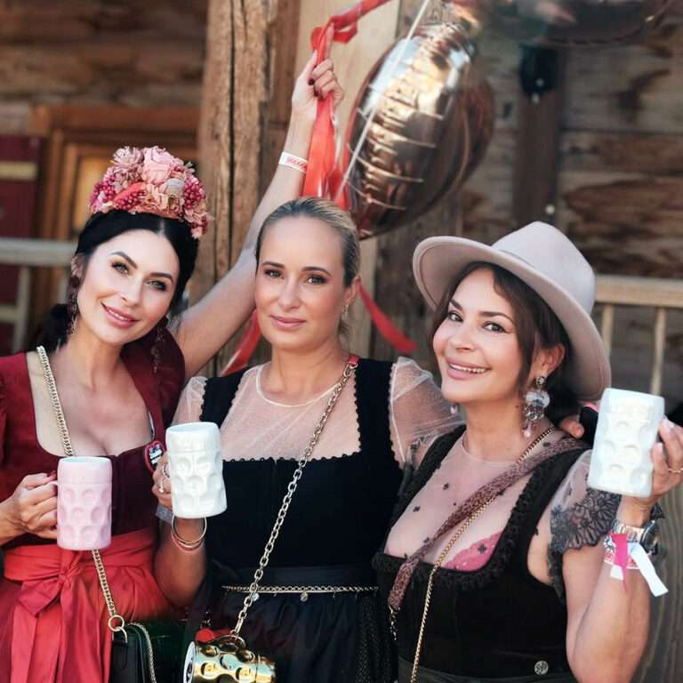 Playmate des Jahrhunderts Gitta Saxx, Influencerin Jeannette Graf und GF Natascha Fischer auf der MUC-Wiesn 2025
