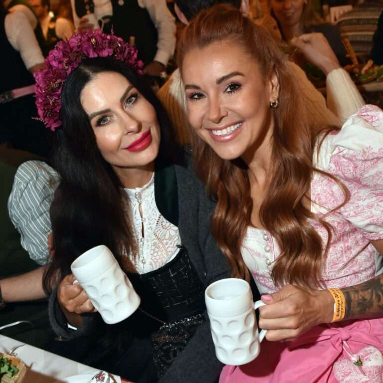Influencerin Jeannette Graf und Choreografin Tiger Kirchharz mit den MUCs auf der Ingolstadt Village Wiesn Foto Copyright: Goran Nitschke/Sabine Brauer Fotos